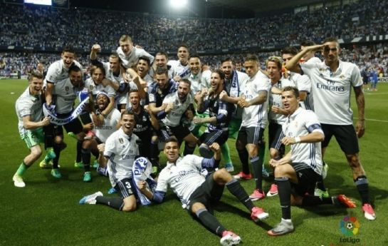 目前LCK联赛前三名的队伍是：DK、BRO、T1 Deft选手、Canyon选手、Zeka选手、Clozer选手